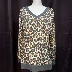 New Sew in Love light weight leopard vneck shirt Sz L.